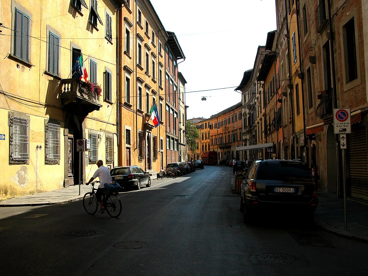 A street in central Pisa.