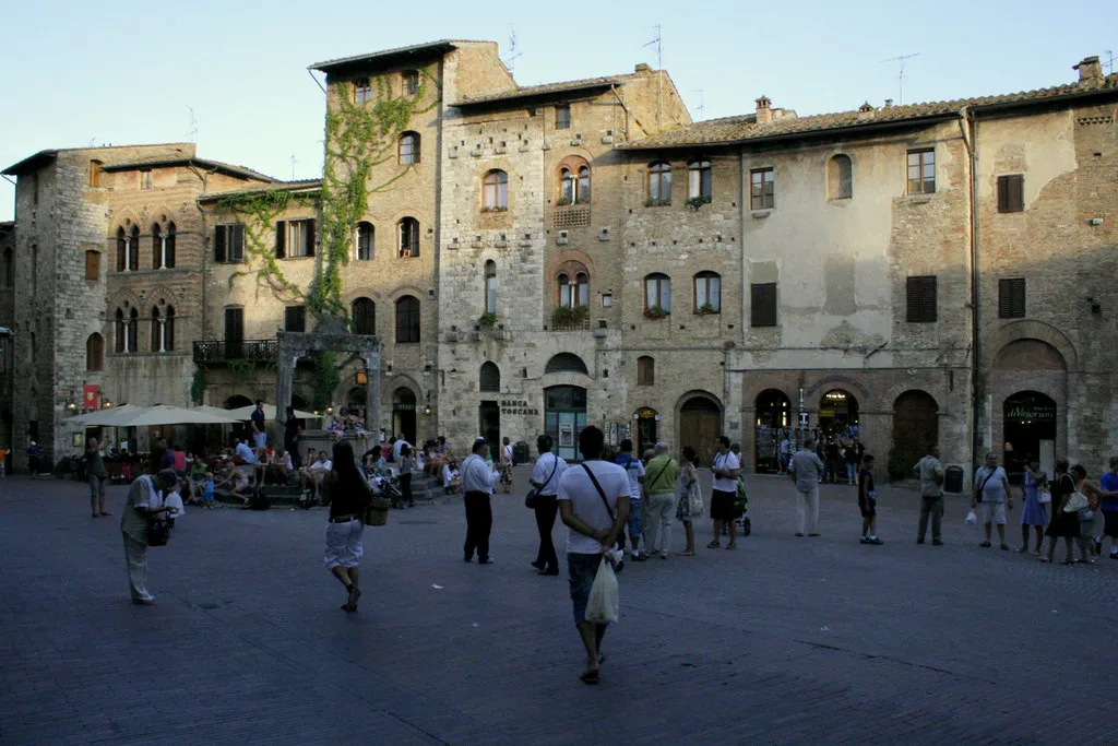 Piazza della Cisterna in San Gimignano.