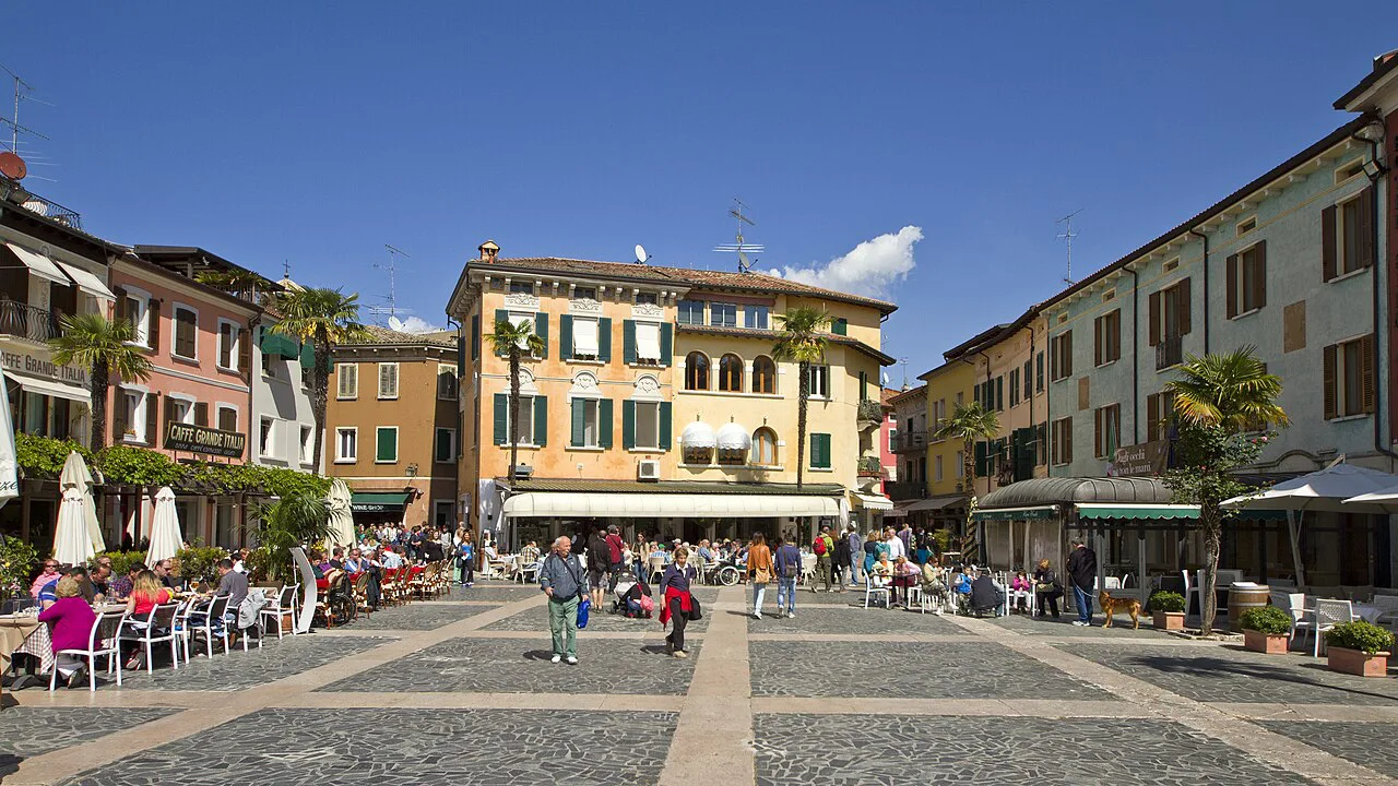 Piazza Carducci in Sirmione.