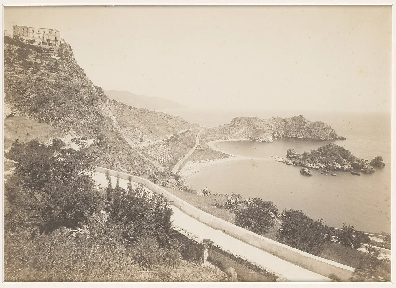 The road from Giardini to Taormina, photographed by Giovanni Crupi (1861–1925).