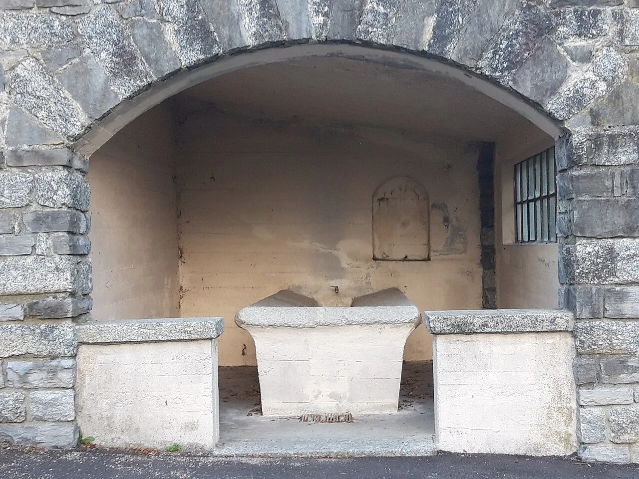 Old wash-house in Bellagio.