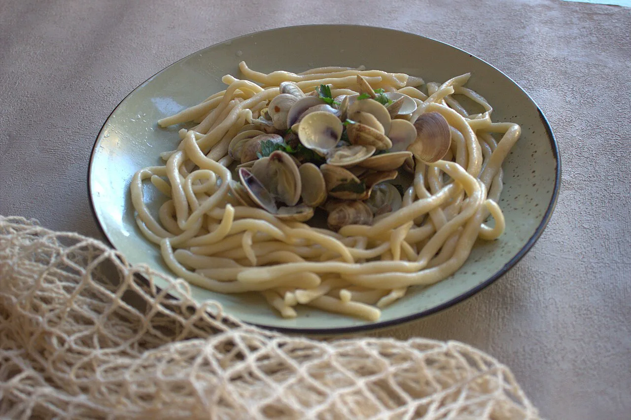 A plate of spaghetti with clams.