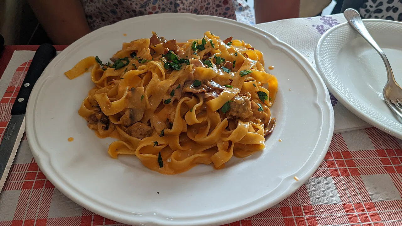 A plate of tagliatelle with pork ragù.