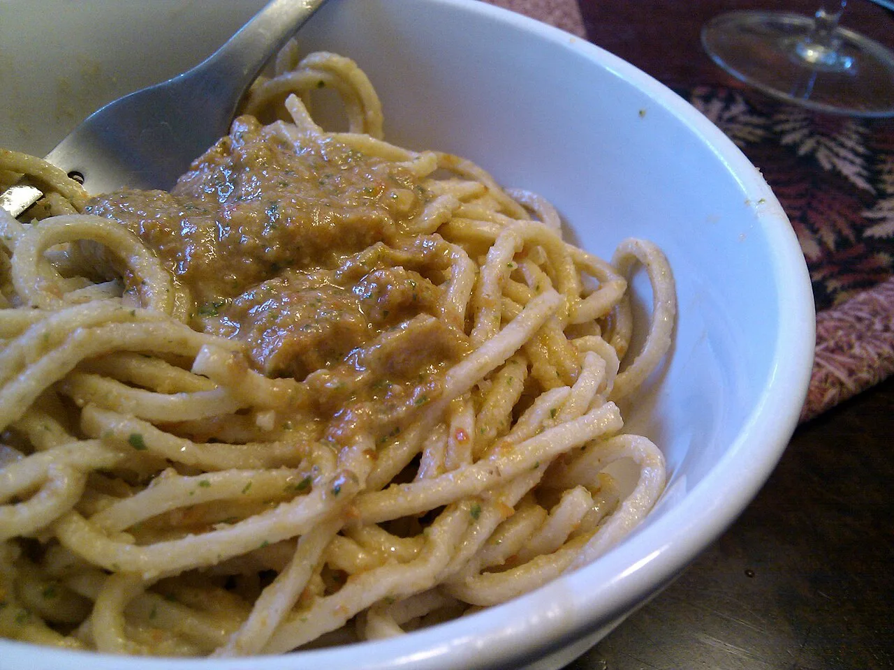 Pasta with pesto alla trapanese in a bowl.