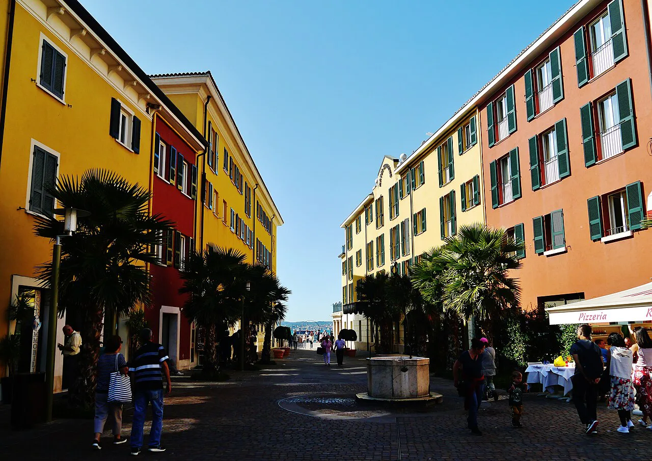 Piazza Castello in Sirmione.