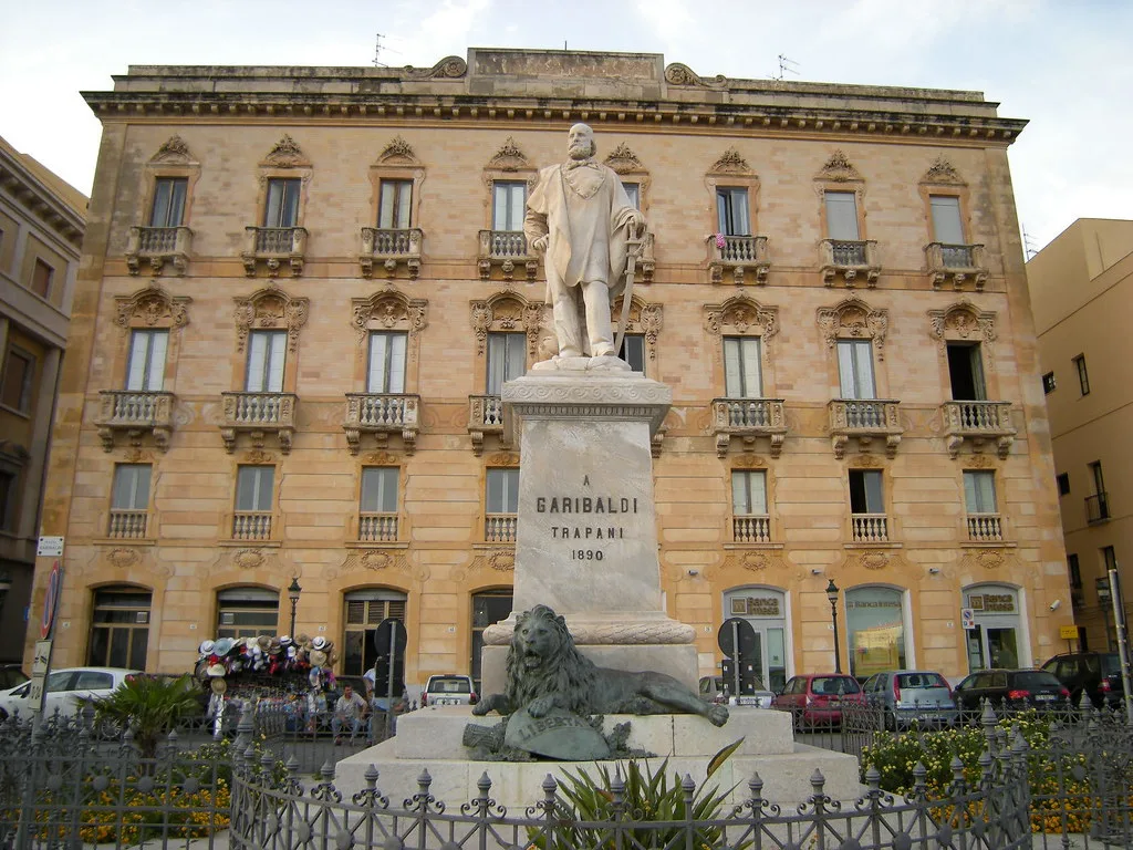 Statue and palazzo on Piazza Garibaldi in Trapani.