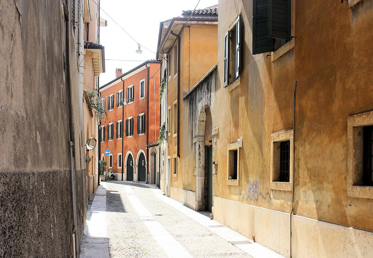 Narrow vicolo in Verona.