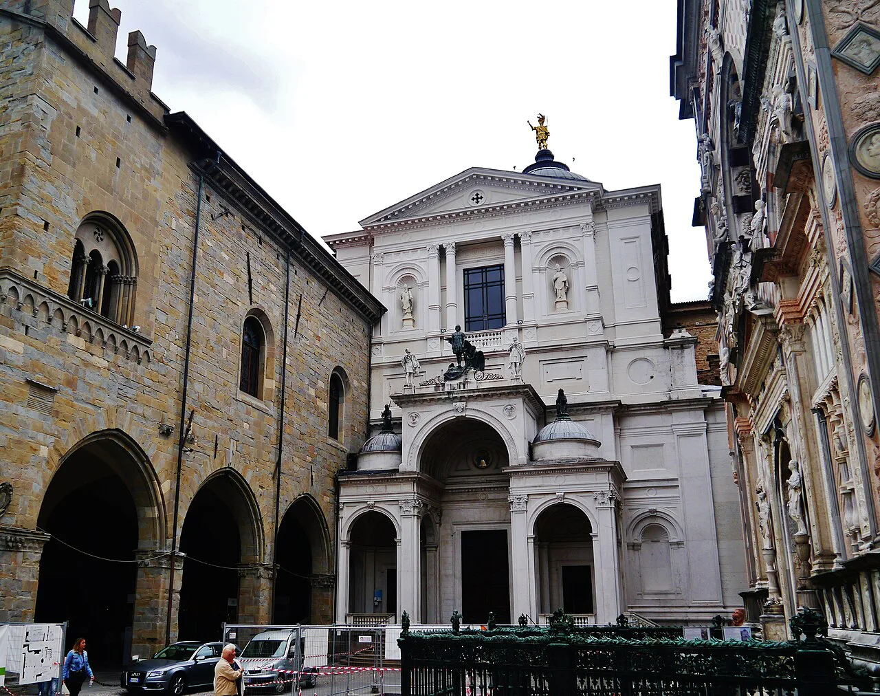 Palazzo della Ragione and the cathedral in Bergamo.