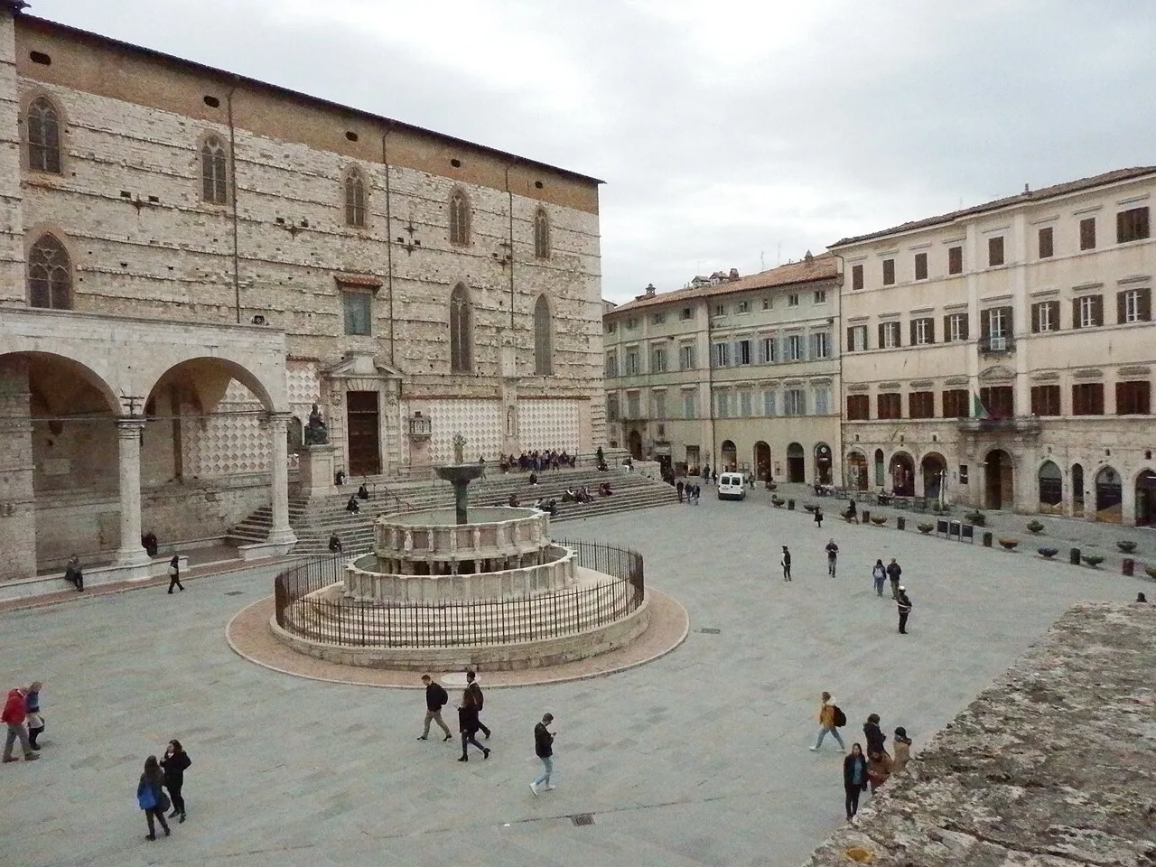 Fontana Maggiore and the main square in Perugia.