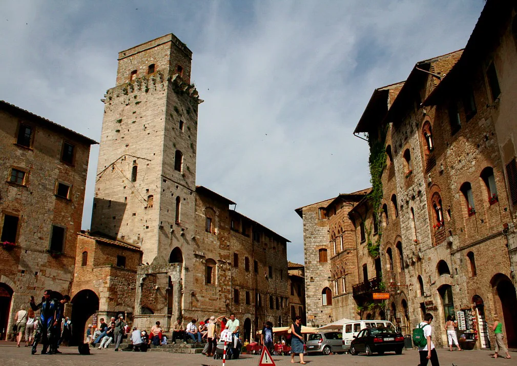Piazza della Cisterna in San Gimignano.