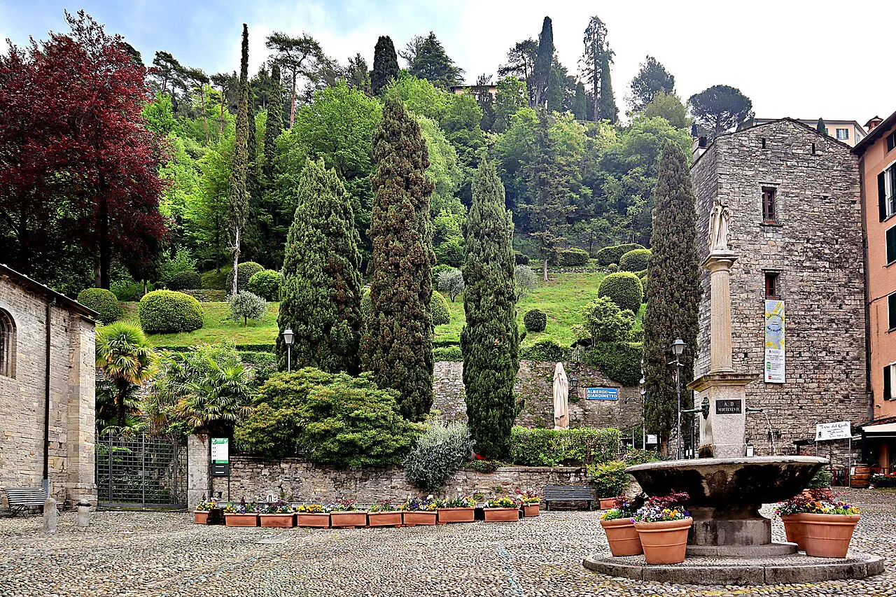 Church square in Bellagio.