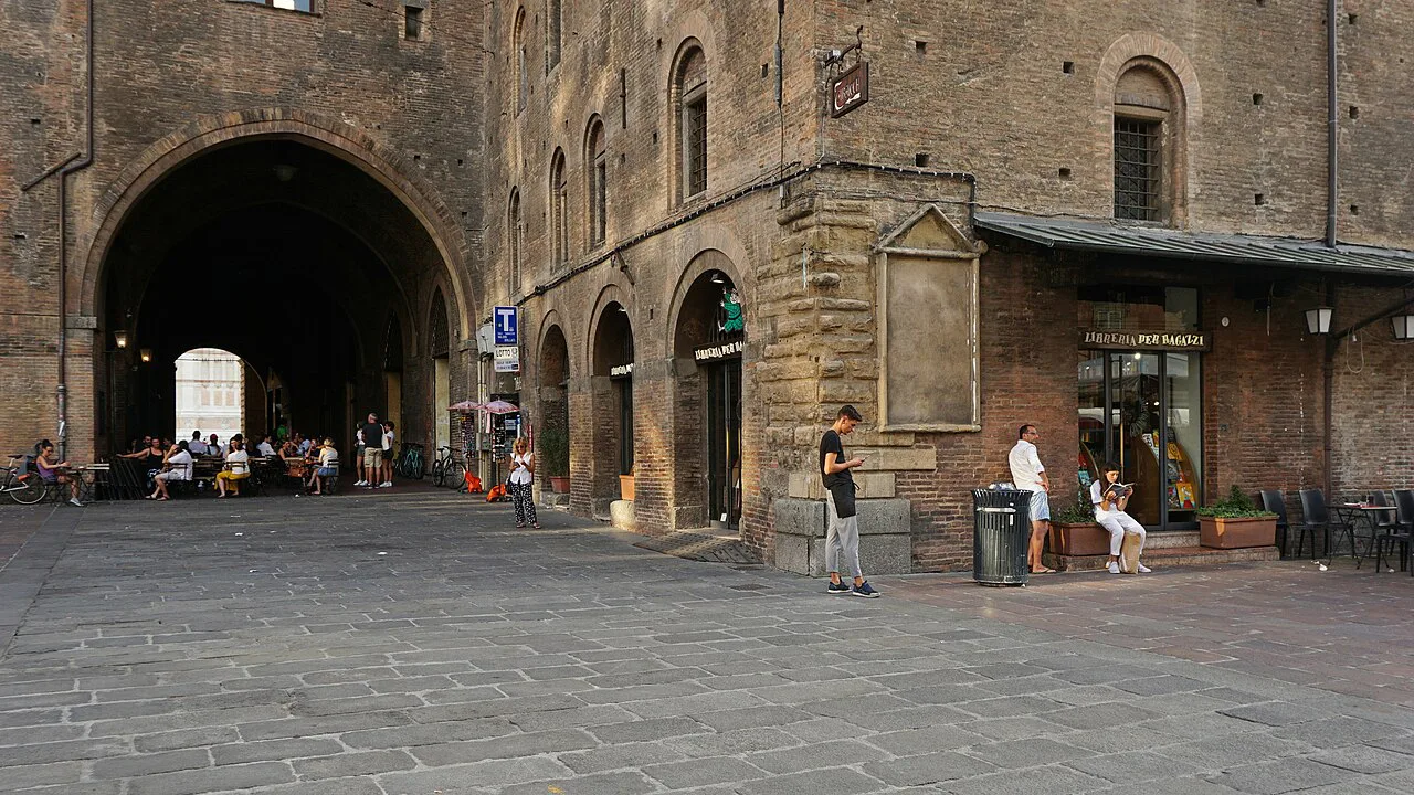 Piazza Re Enzo in Bologna.