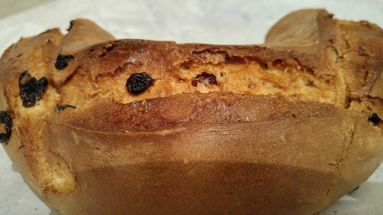 Buccellato, a Lucca sweet bread.