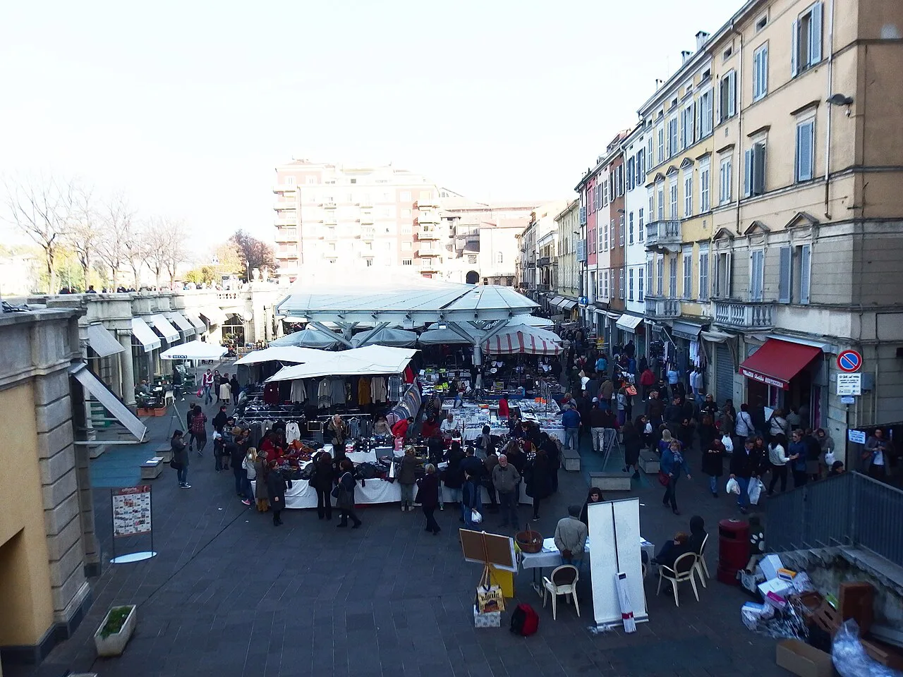 Market on Piazza Ghiaia in Parma.