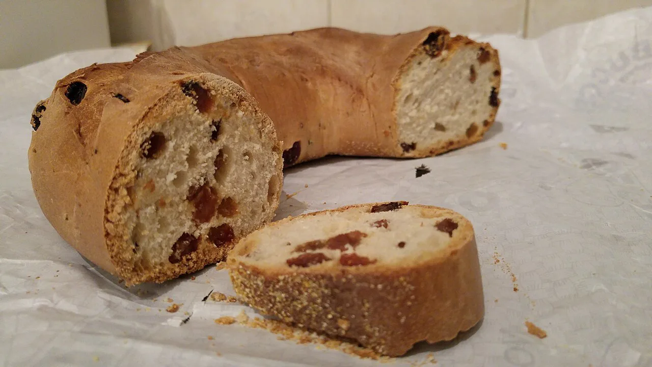 Buccellato di Lucca sliced to show the raisins.