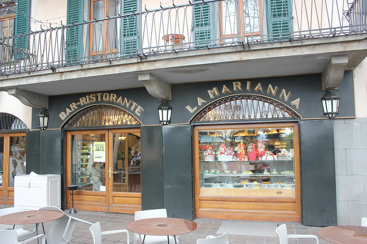 Bar-ristorante with a pastry counter in Bergamo.