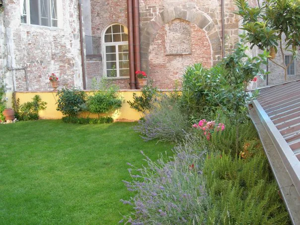 Garden courtyard in Pisa.