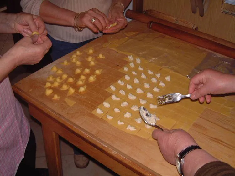 Cappelletti being shaped by hand.