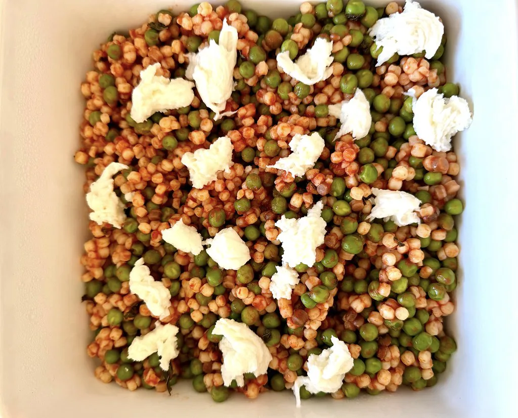 Fregola sarda salad with peas and mozzarella.