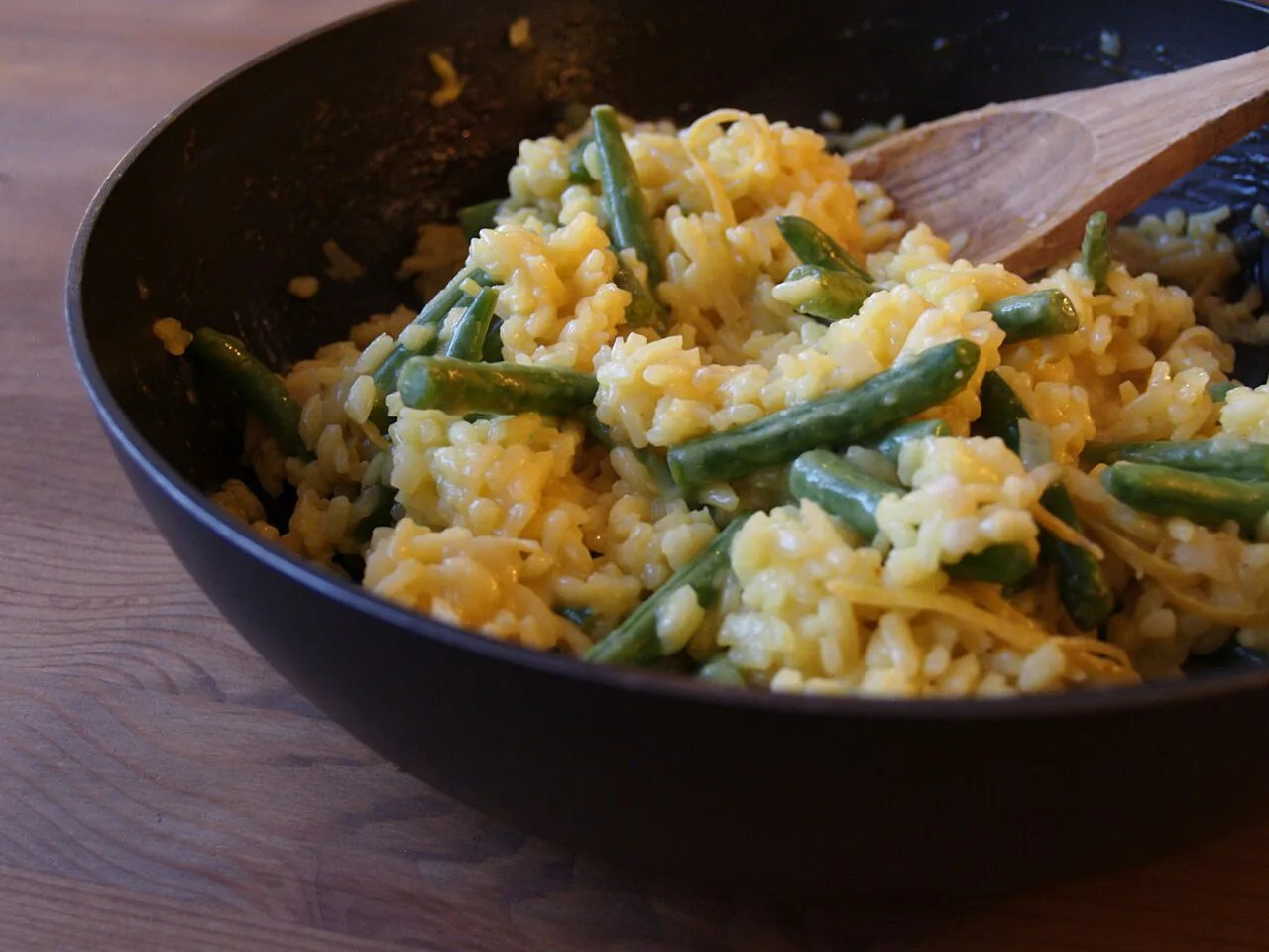 Risotto with green beans in a bowl.