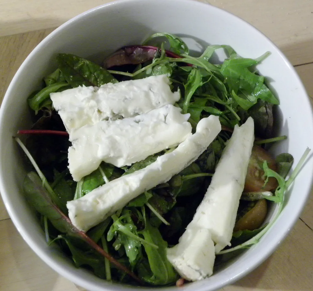 Salad with gorgonzola on rocket.