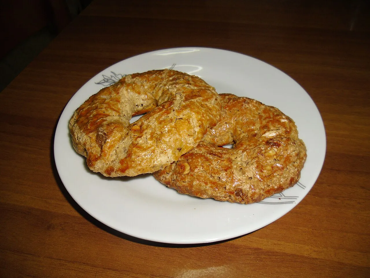 Roccocò biscuits on a plate.