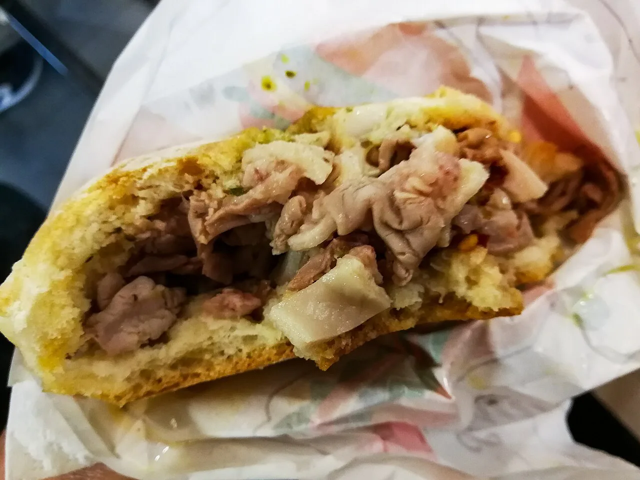 A lampredotto panino cut open.