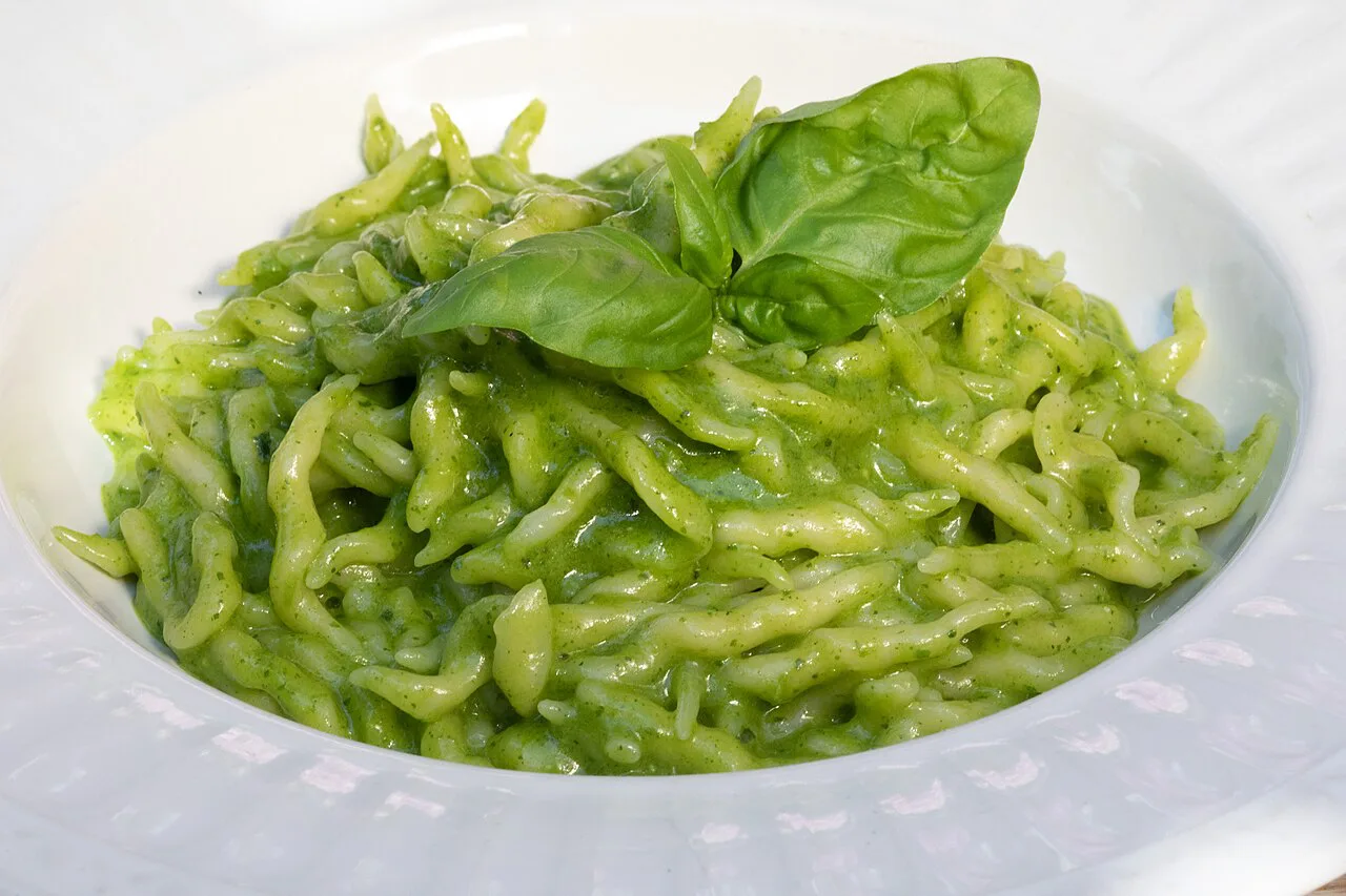 Trofie al pesto garnished with basil.