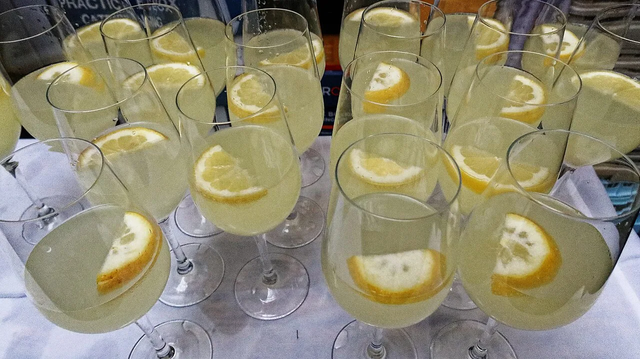 Glasses of limoncello spritz with lemon slices.