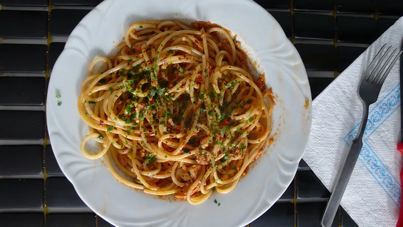 Spaghetti with tuna and tomato sauce.