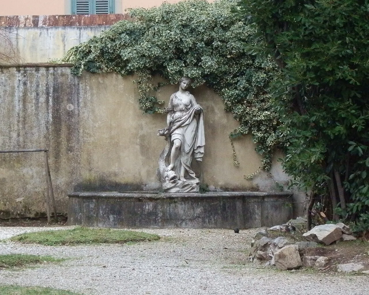 Garden statue in Pisa.