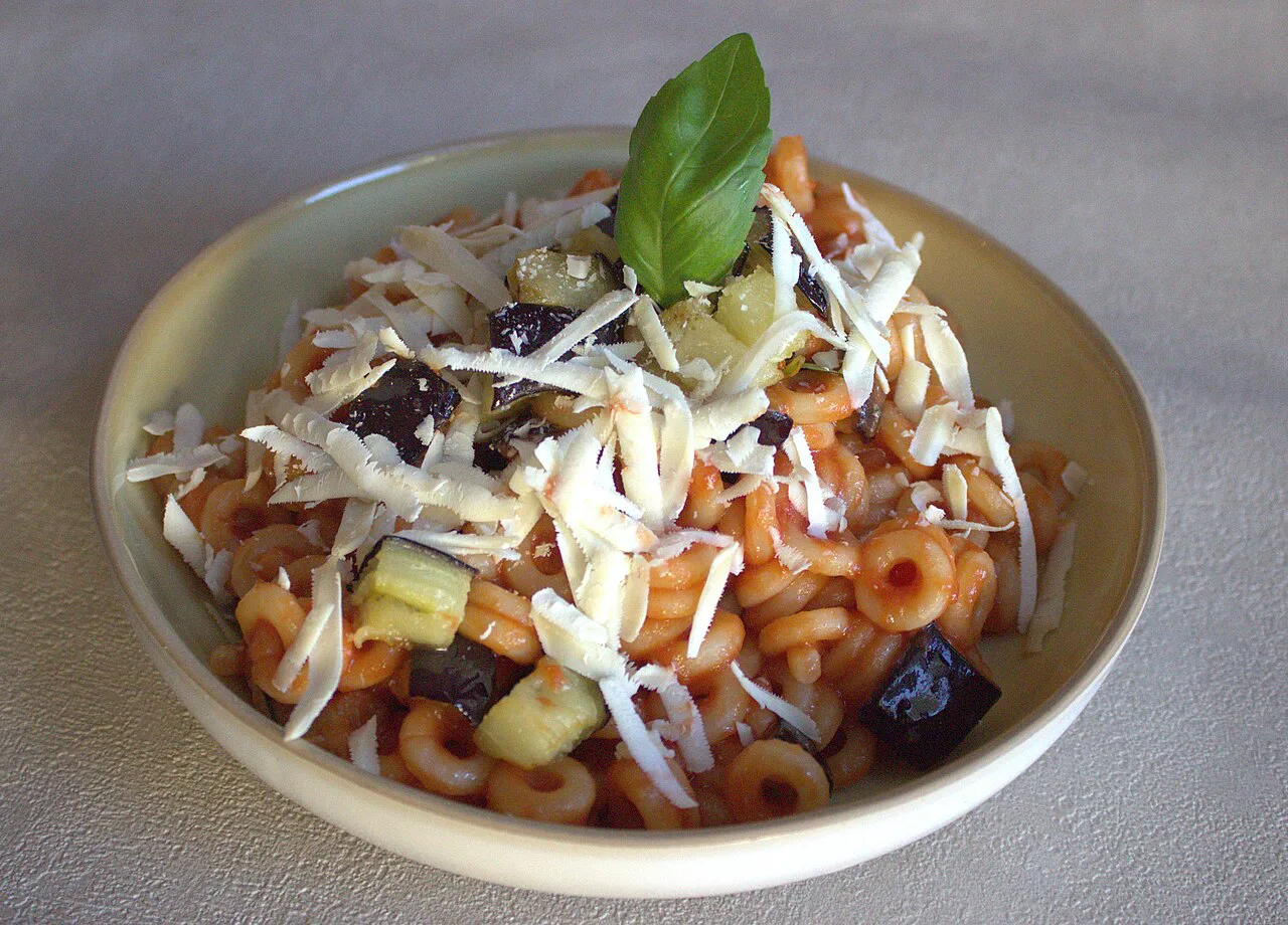 Pasta alla Norma with small pasta and aubergine.