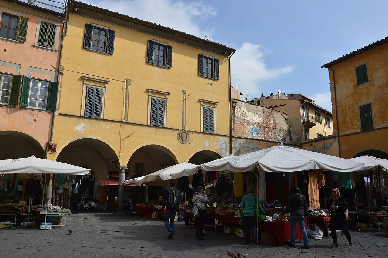 Market on Piazza delle Vettovaglie in Pisa.
