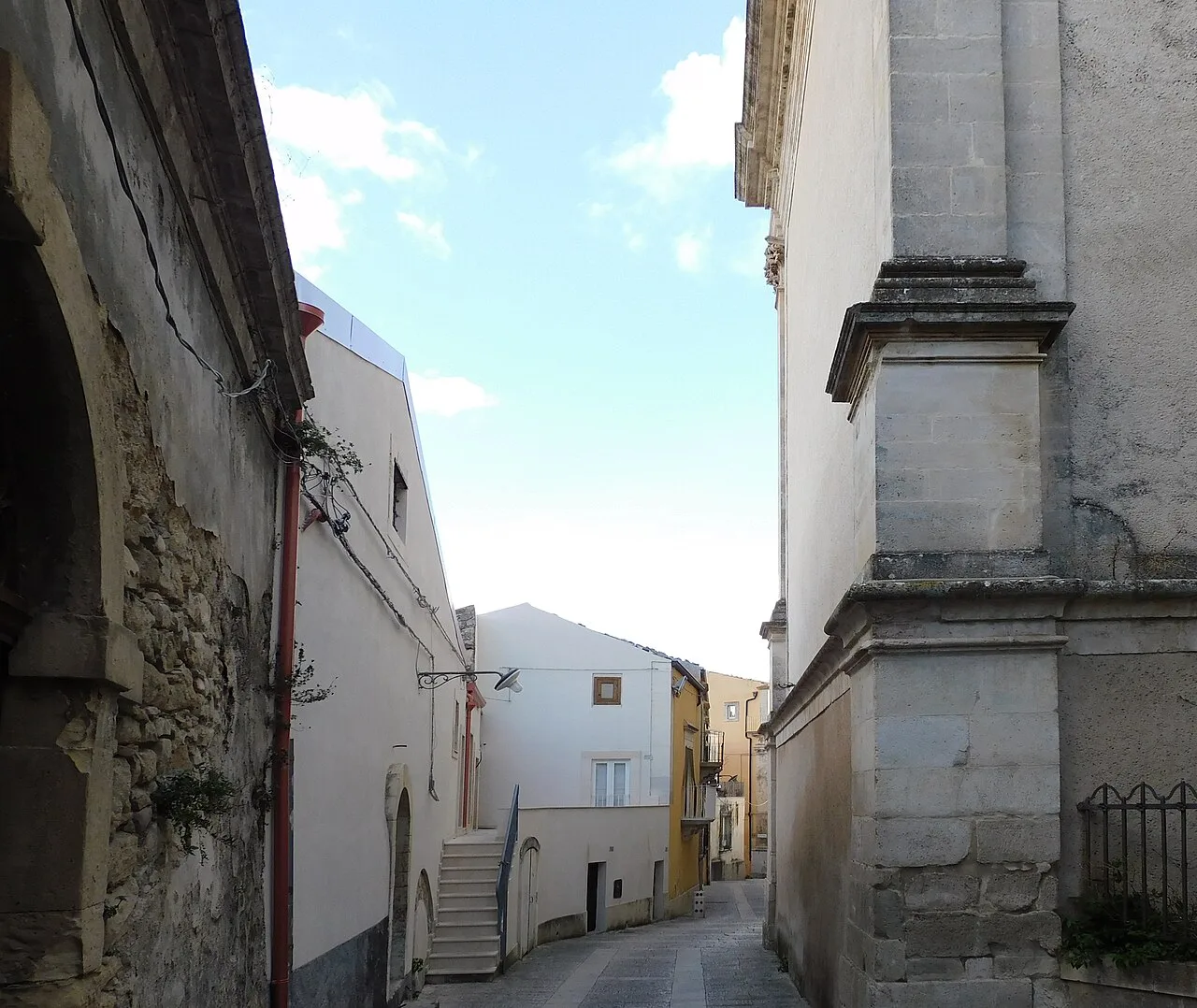 Narrow street in Ragusa.