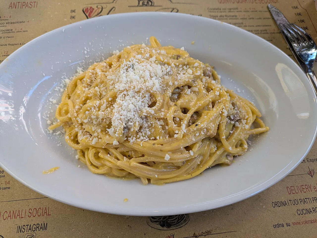Spaghetti alla gricia on a plate.