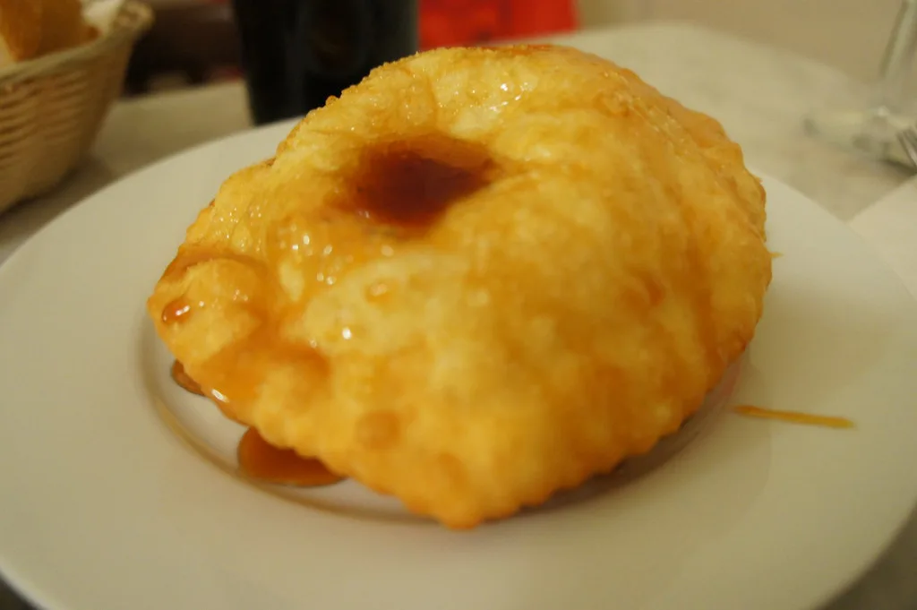 Seada, the Sardinian fried pastry, on a plate.