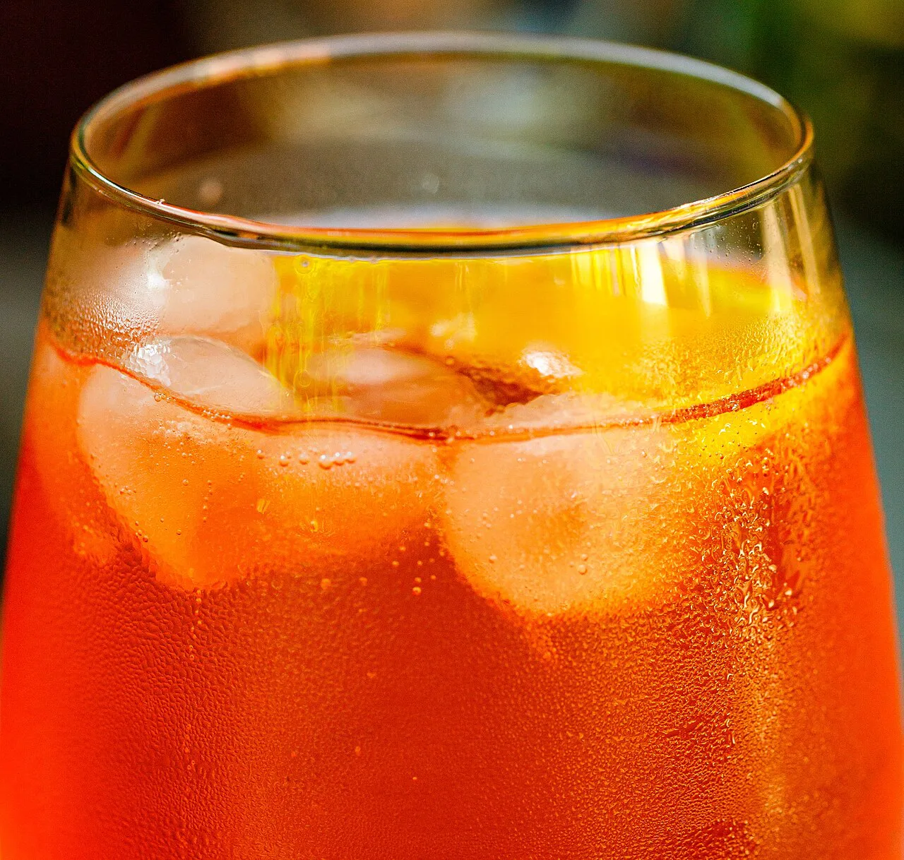 An Aperol spritz over ice with an orange slice.