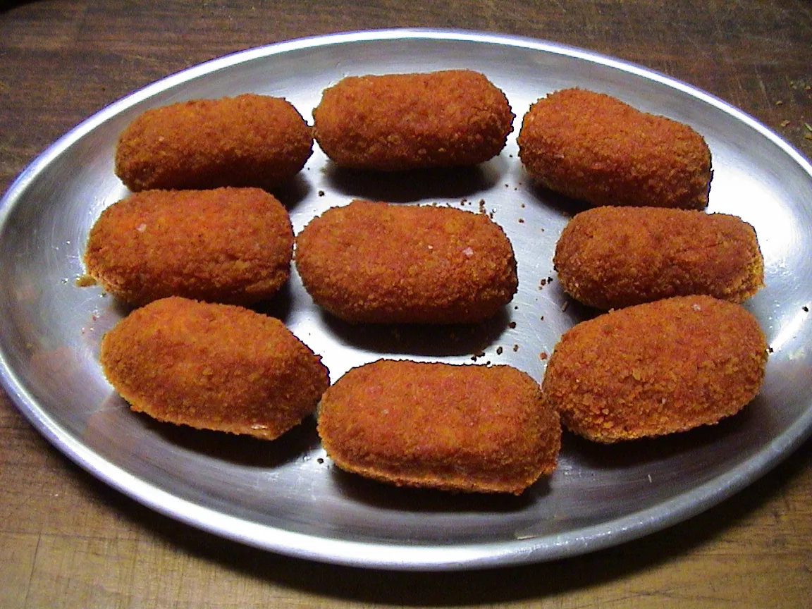 A tray of supplì.