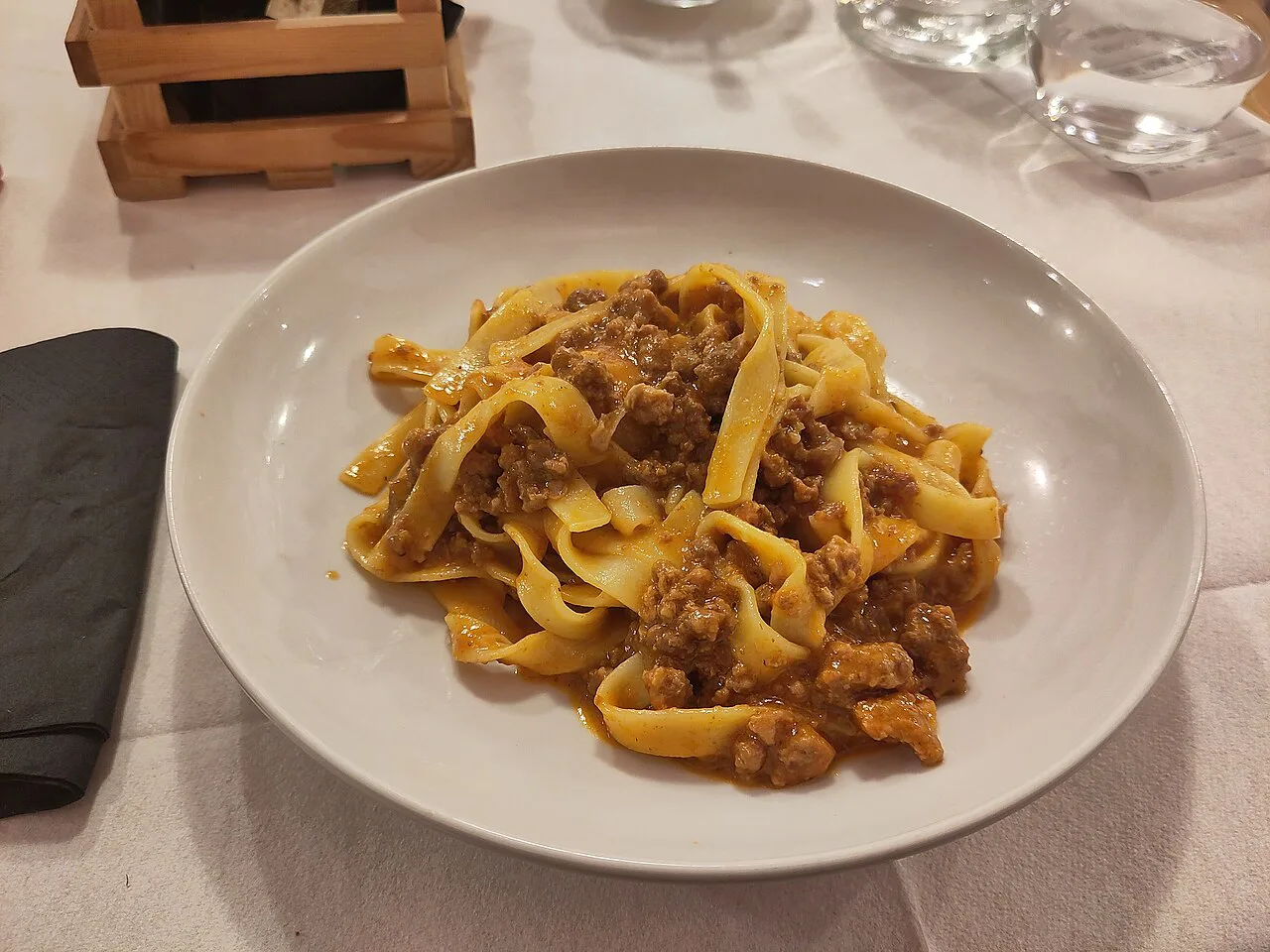 A plate of tagliatelle al ragù.