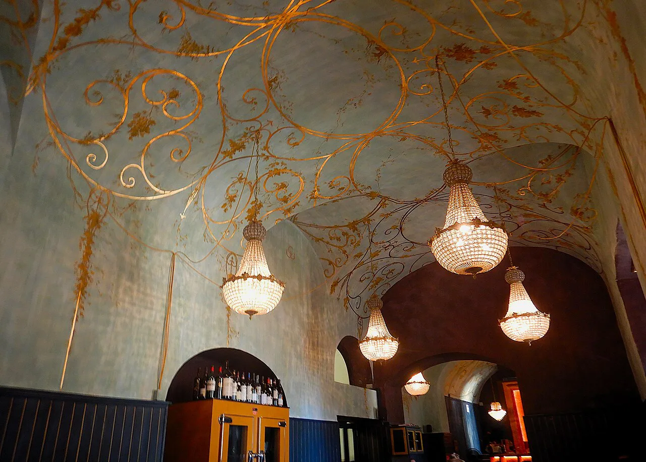 Trattoria dining room.